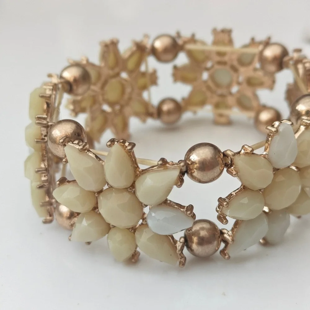 Floral Stretch Bracelet Cream White Gold Tone Beaded Daisy Boho Rhinestone